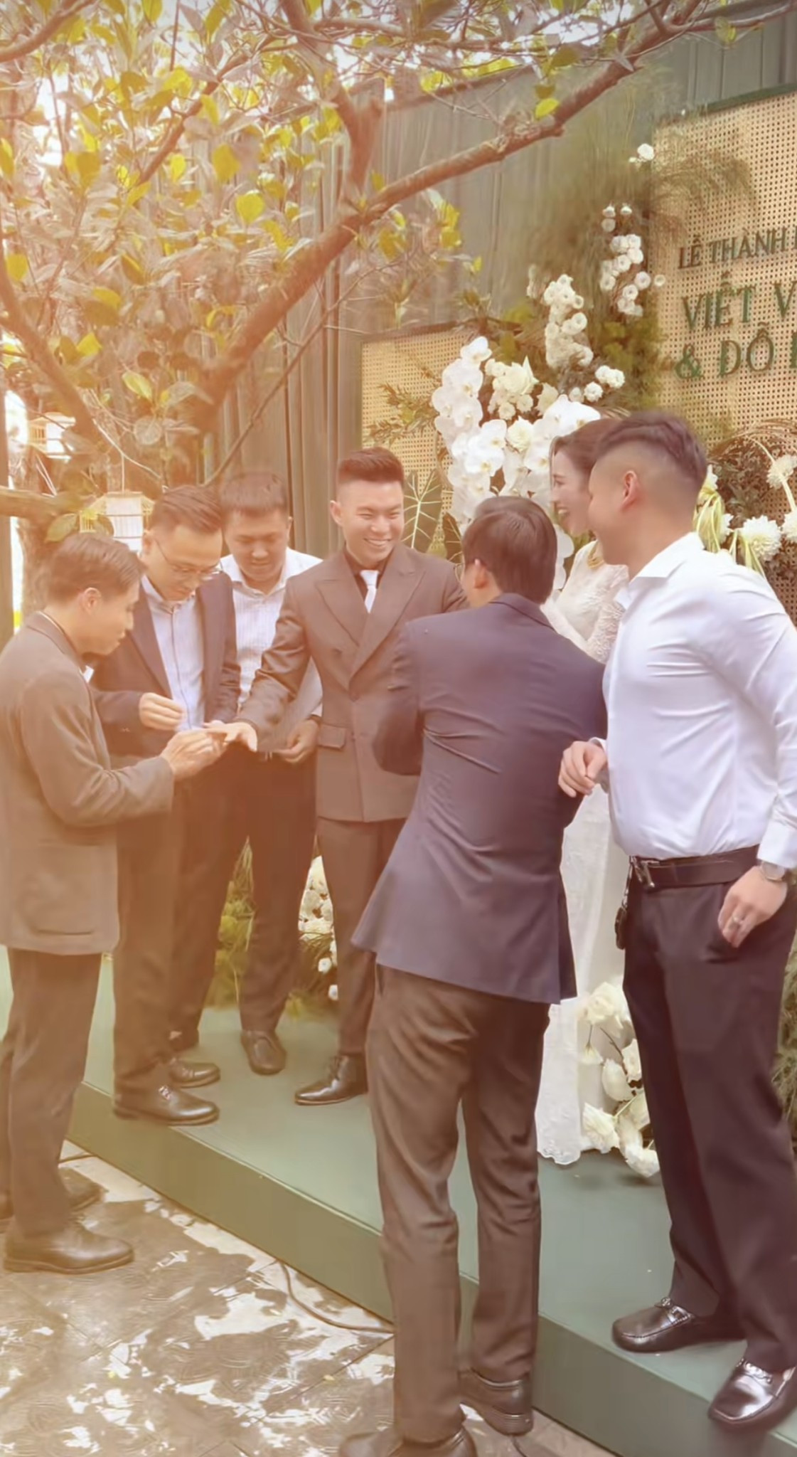 Mẹ chồng ra tận cửa đón nàng dâu Đỗ Hà cô dâu  chú rể được tặng nhiều vàng cưới