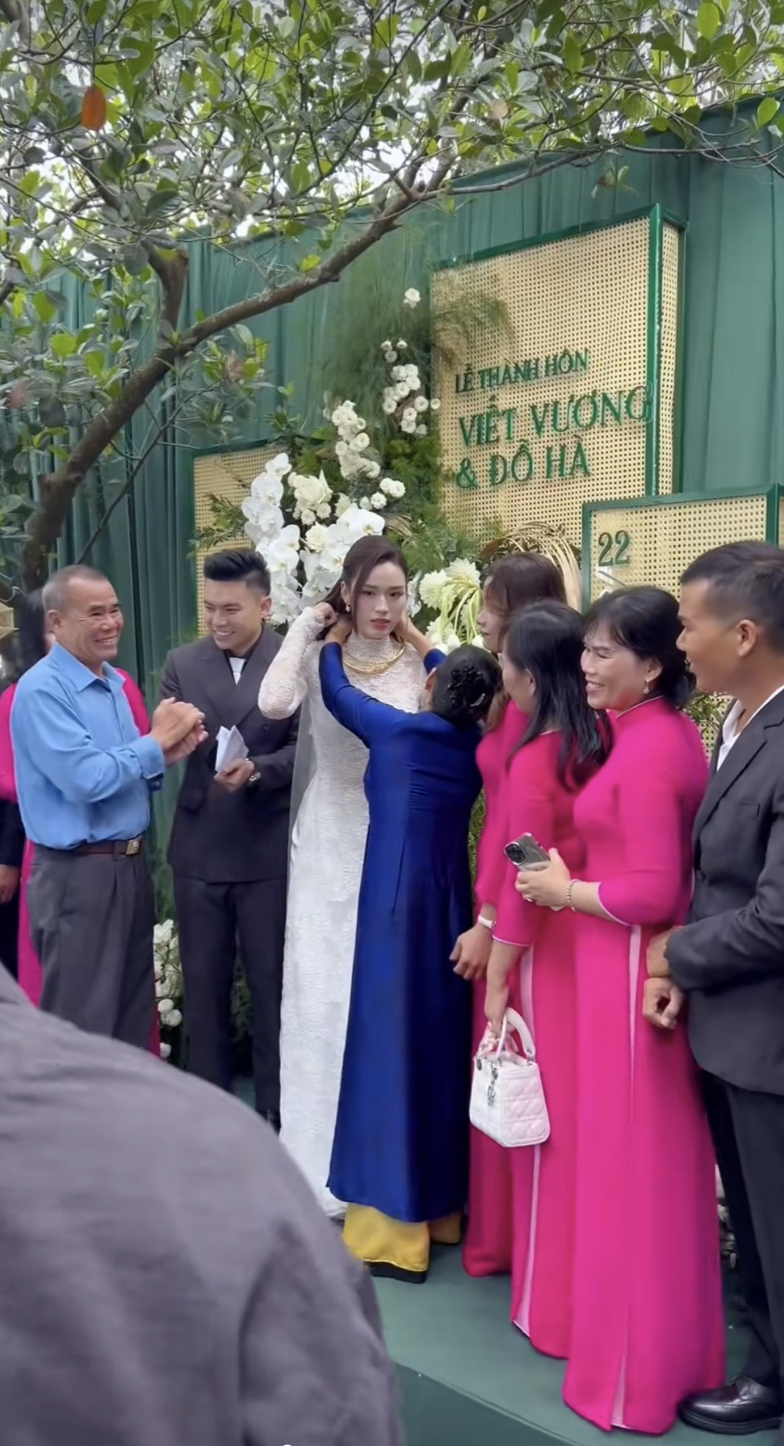 Mẹ chồng ra tận cửa đón nàng dâu Đỗ Hà cô dâu  chú rể được tặng nhiều vàng cưới