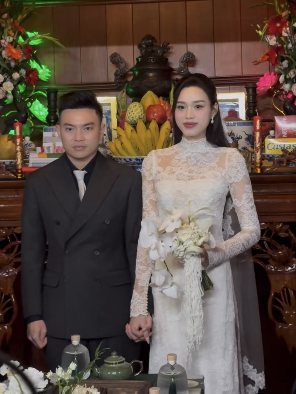 Mẹ chồng ra tận cửa đón nàng dâu Đỗ Hà cô dâu  chú rể được tặng nhiều vàng cưới