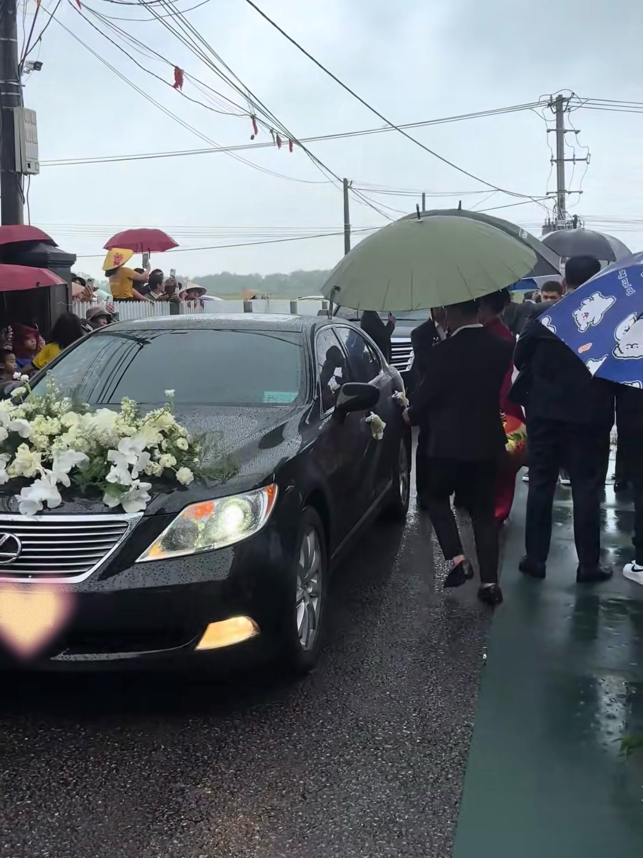 Mẹ chồng ra tận cửa đón nàng dâu Đỗ Hà cô dâu chú rể được tặng nhiều vàng cưới