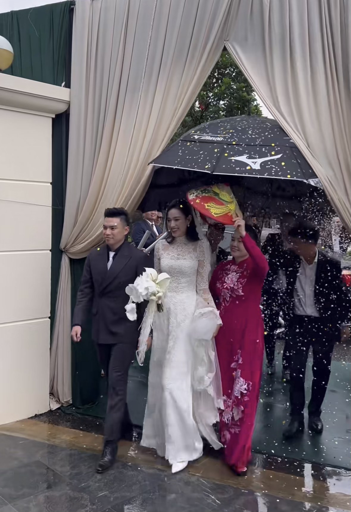 Mẹ chồng ra tận cửa đón nàng dâu Đỗ Hà cô dâu chú rể được tặng nhiều vàng cưới