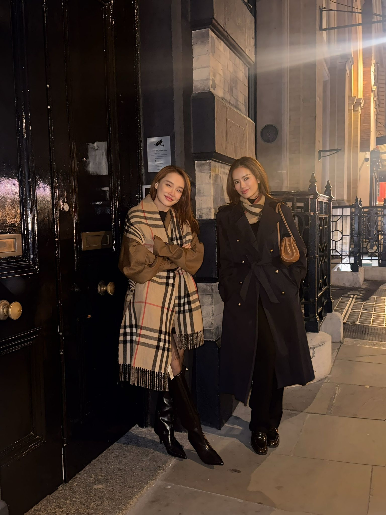 Nhã Phương bế bụng bầu đi sự kiện sắc vóc không tin nổi ở tháng thứ 6