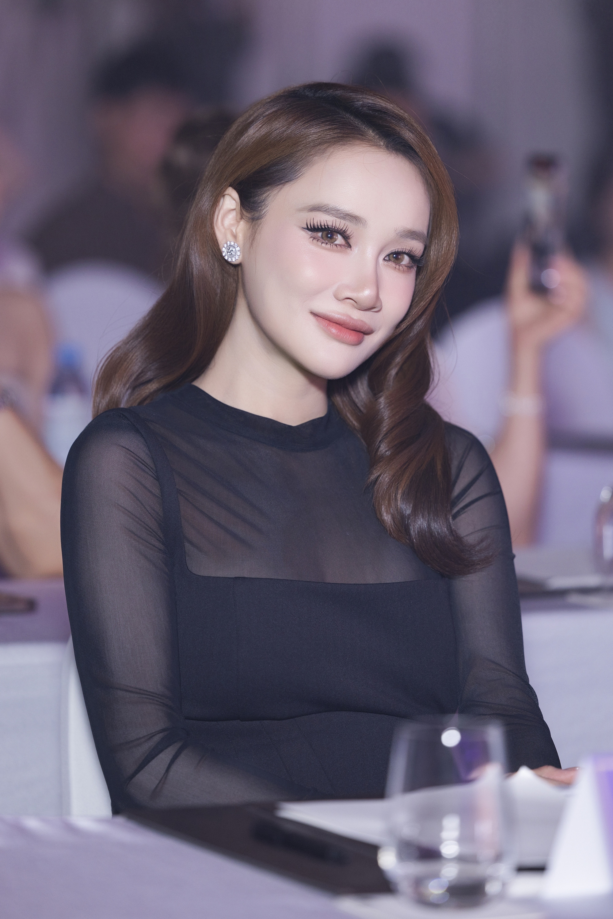 Nhã Phương bế bụng bầu đi sự kiện sắc vóc không tin nổi ở tháng thứ 6