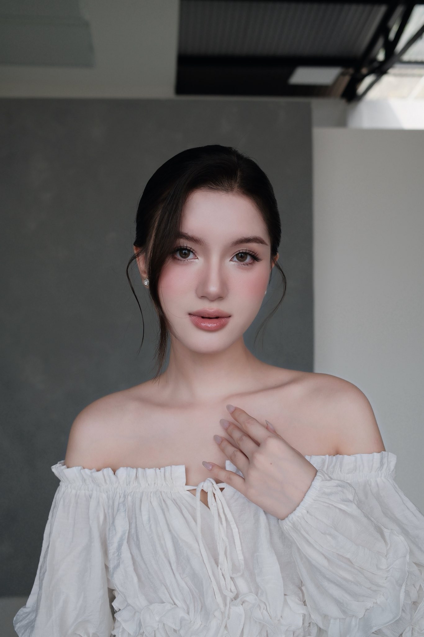 Phù dâu xách vali cho Hoa hậu Đỗ Thị Hà về nhà chồng là ai