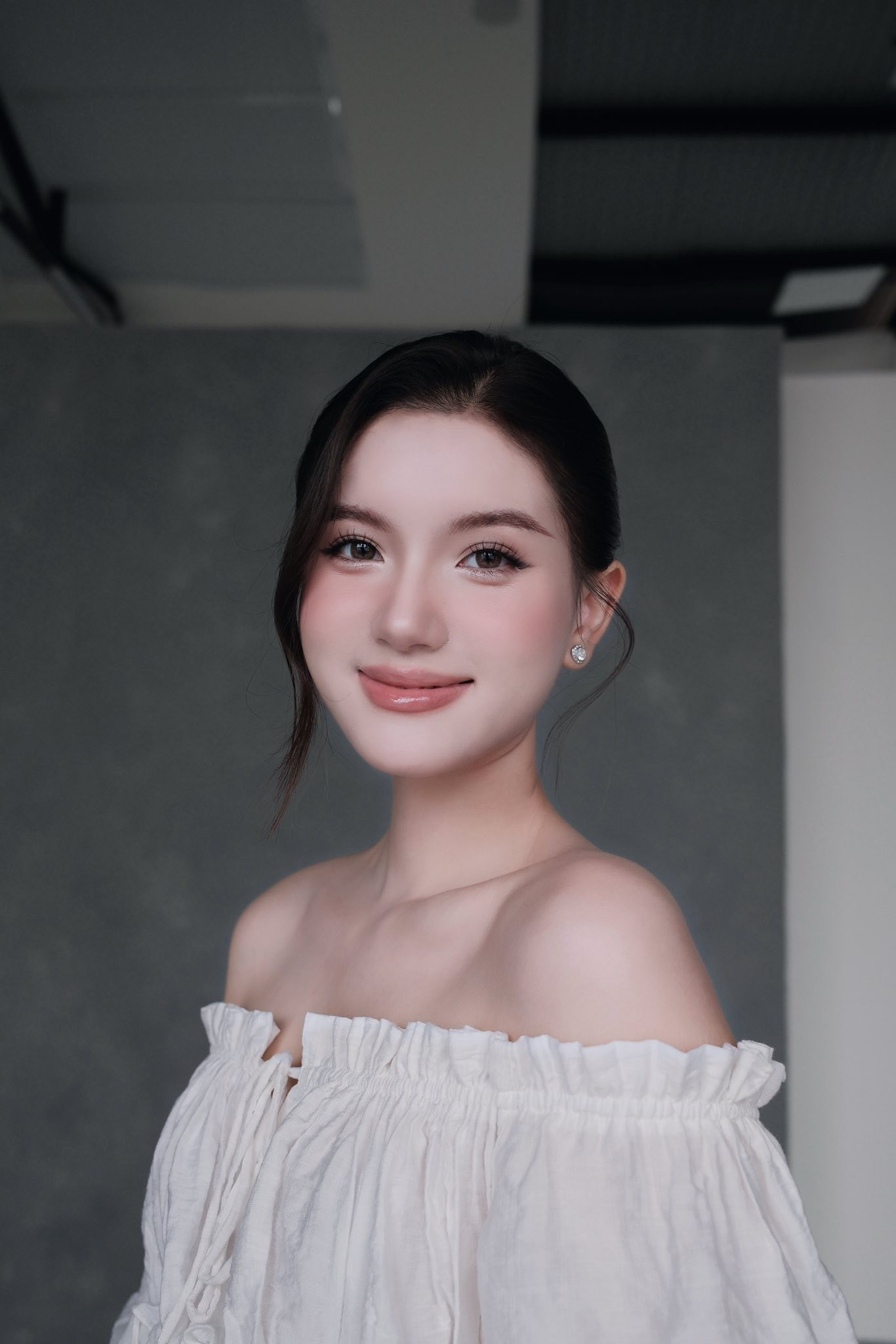 Phù dâu xách vali cho Hoa hậu Đỗ Thị Hà về nhà chồng là ai