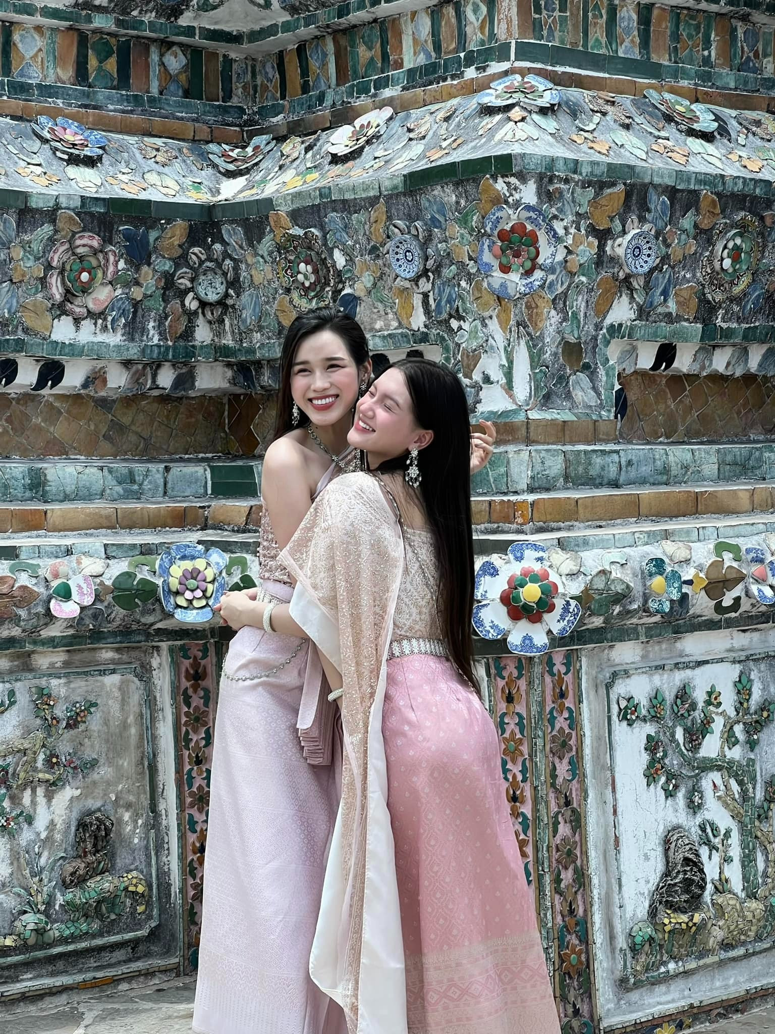 Phù dâu xách vali cho Hoa hậu Đỗ Thị Hà về nhà chồng là ai