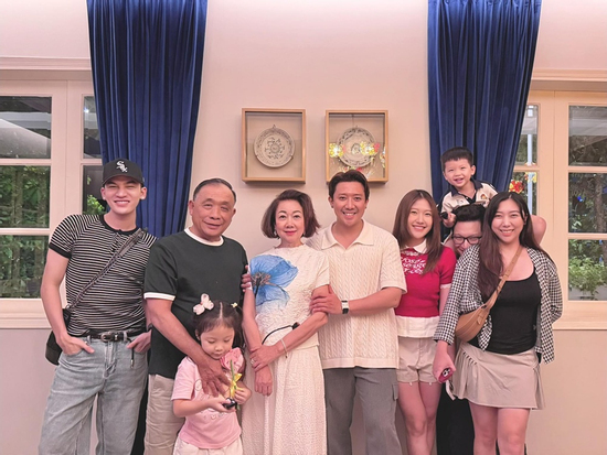 Trấn Thành khoe ảnh sinh nhật mẹ, netizen thắc mắc Hari Won đâu?