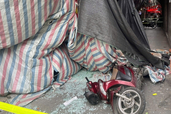 Vụ bê tông rơi trúng người đi đường ở Hà Nội: Danh tính 1 nạn nhân đã tử vong