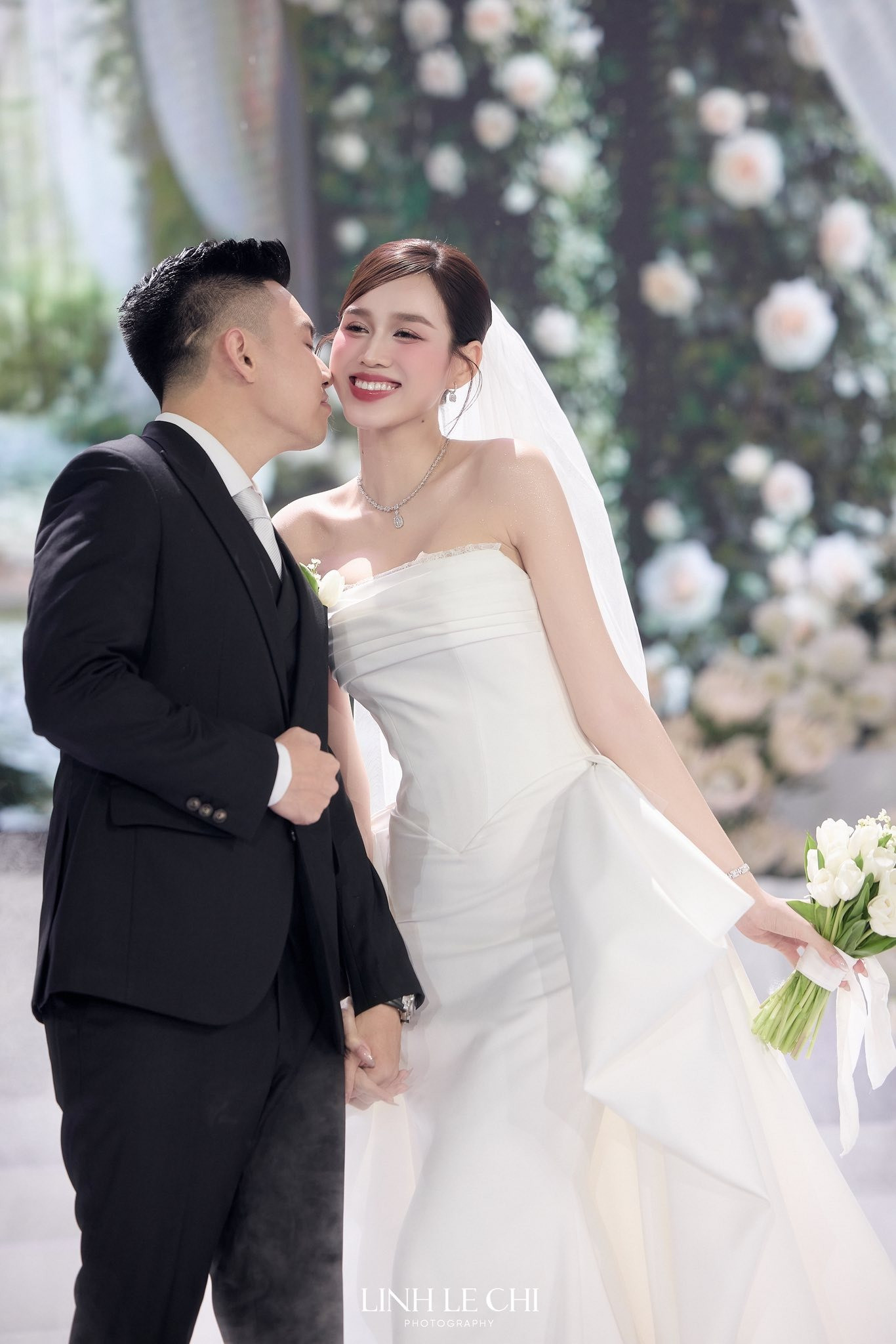 3 bộ váy cưới đẹp xuất sắc Đỗ Thị Hà mặc trong hôn lễ