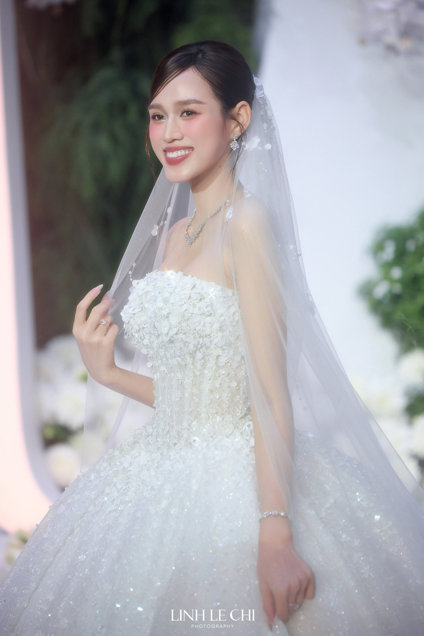 3 bộ váy cưới đẹp xuất sắc Đỗ Thị Hà mặc trong hôn lễ