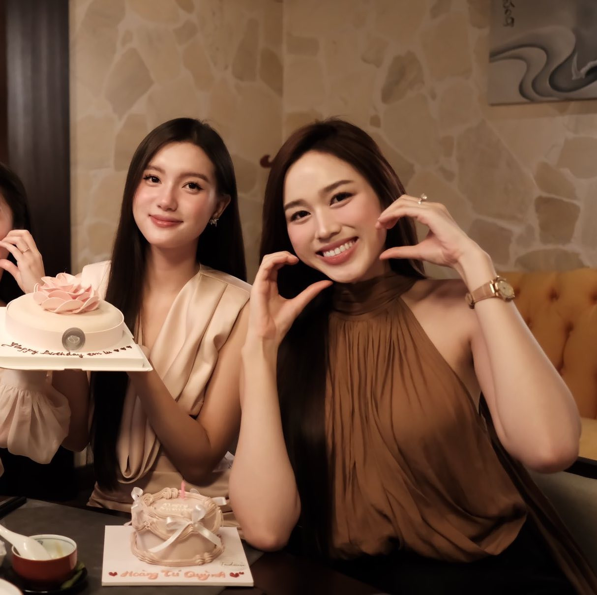 Chân dung phù dâu Hoàng Tú Quỳnh xách vali cho Đỗ Thị Hà trong Lễ vu quy - Ảnh 7.