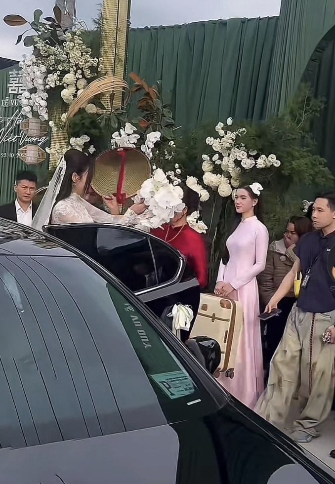 Chân dung phù dâu Hoàng Tú Quỳnh xách vali cho Đỗ Thị Hà trong Lễ vu quy - Ảnh 1.