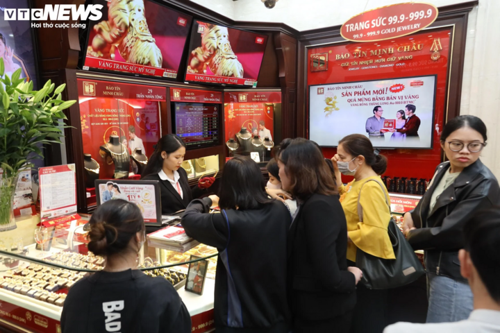 Giá vàng biến động liên tục, nhà đầu tư nên thận trọng trước khi xuống tiền.