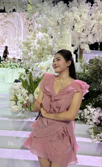 Khui xuất thân của cô gái xinh đẹp may mắn bắt được hoa cưới của Đỗ Thị Hà