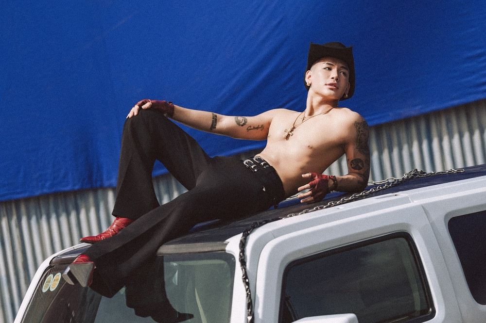 Lý do 1 anh trai vừa hôn người yêu xong đã bật khóc