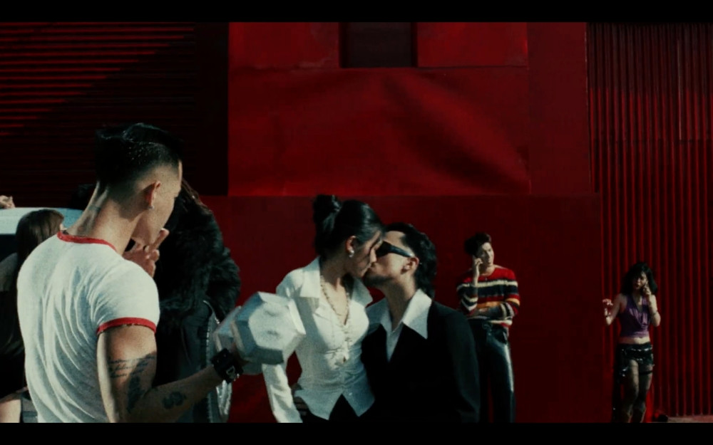 Lý do 1 anh trai vừa hôn người yêu xong đã bật khóc