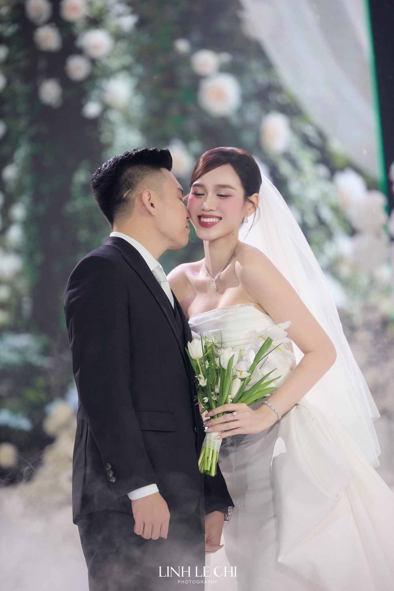 Lý do hài hước khiến chú rể Viết Vương không dám hôn cô dâu Đỗ Thị Hà trong đám cưới