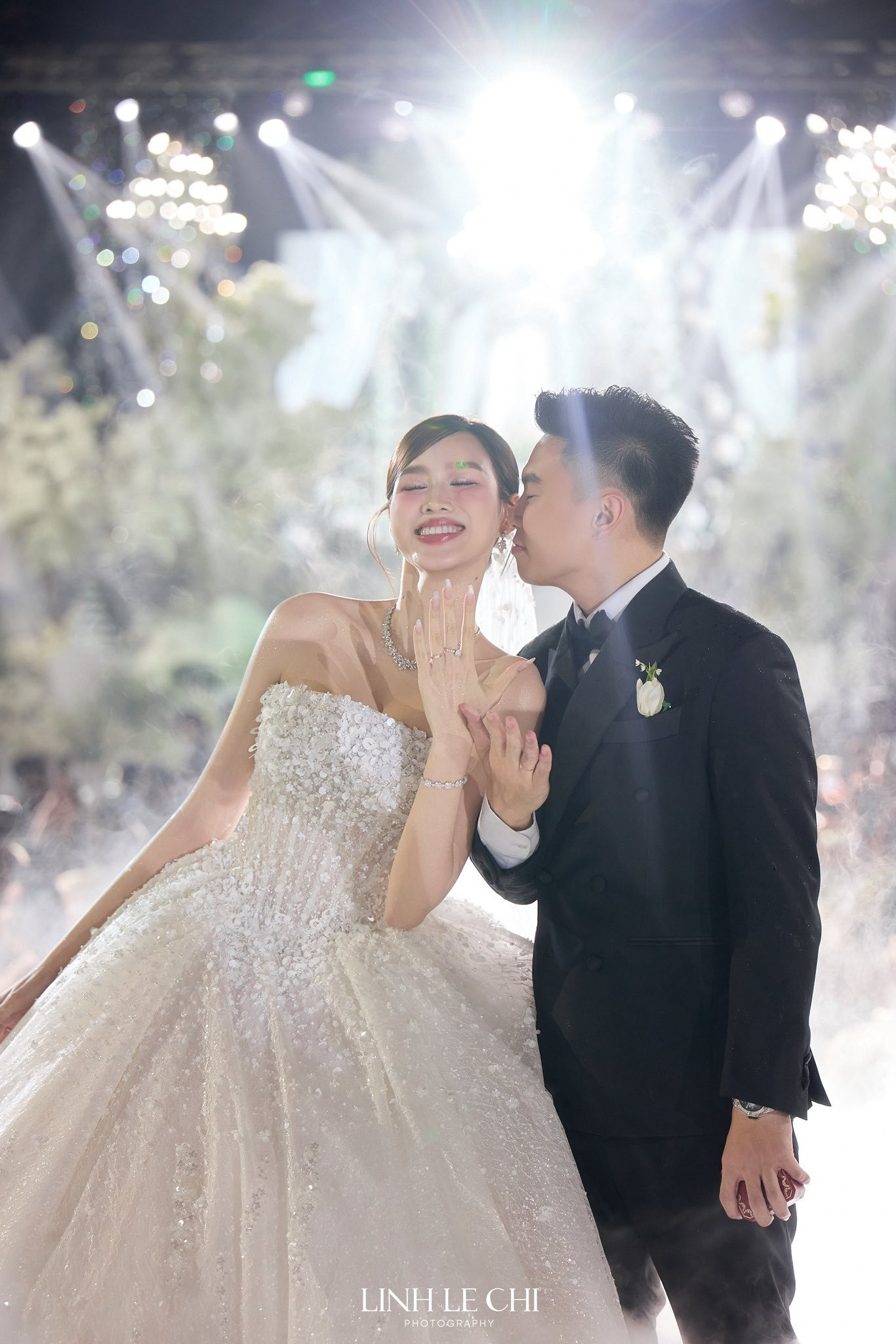 Lý do hài hước khiến chú rể Viết Vương không dám hôn cô dâu Đỗ Thị Hà trong đám cưới