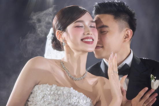 Lý do chú rể Viết Vương không dám hôn cô dâu Đỗ Thị Hà trong đám cưới