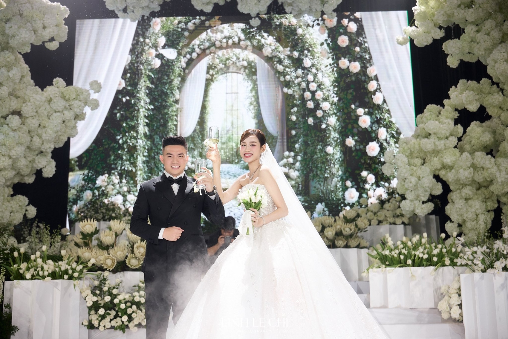 Lý do hài hước khiến chú rể Viết Vương không dám hôn cô dâu Đỗ Thị Hà trong đám cưới