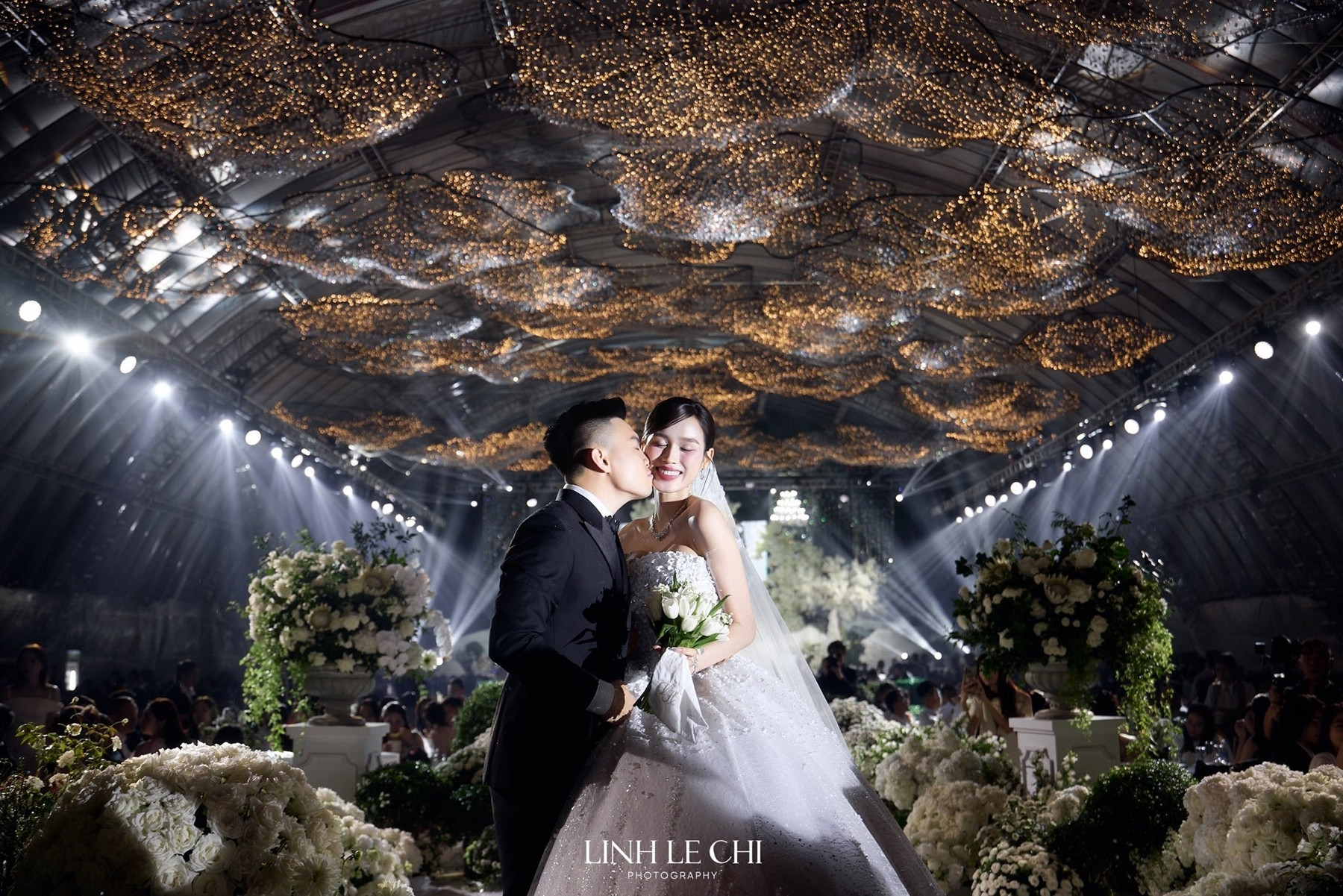 Lý do hài hước khiến chú rể Viết Vương không dám hôn cô dâu Đỗ Thị Hà trong đám cưới