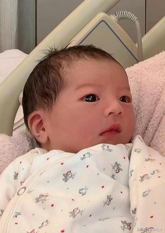 Thiên vương Hong Kong Quách Phú Thành phủ nhận sinh con trai ngoại hình ái nữ gây sốt