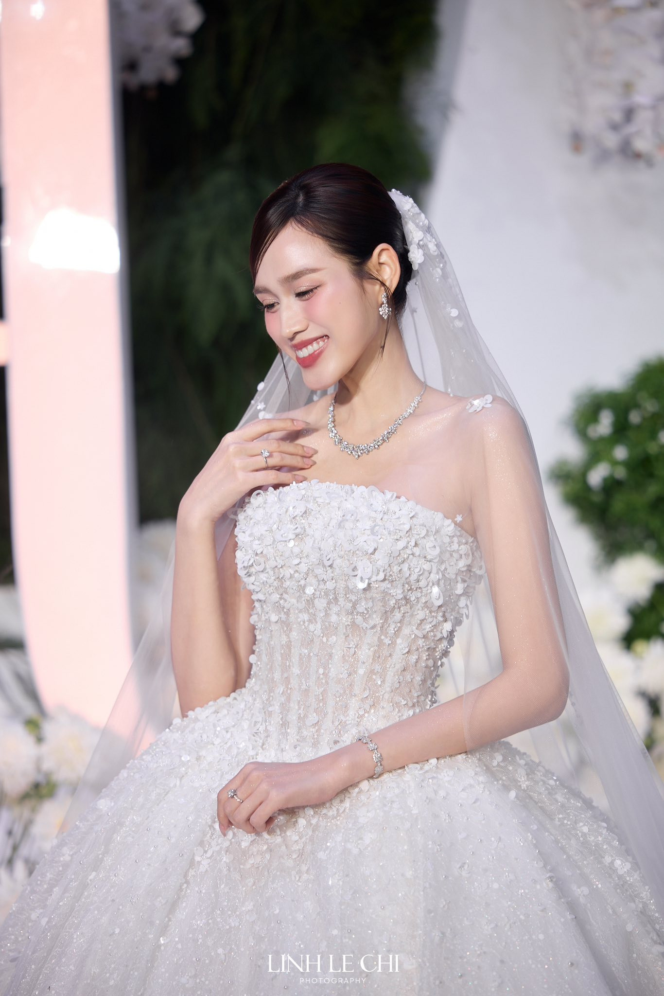 'Cô dâu nghìn tỷ' Đỗ Thị Hà khoe sắc trong 4 bộ váy cưới đẳng cấp, sang chảnh - Ảnh 7.