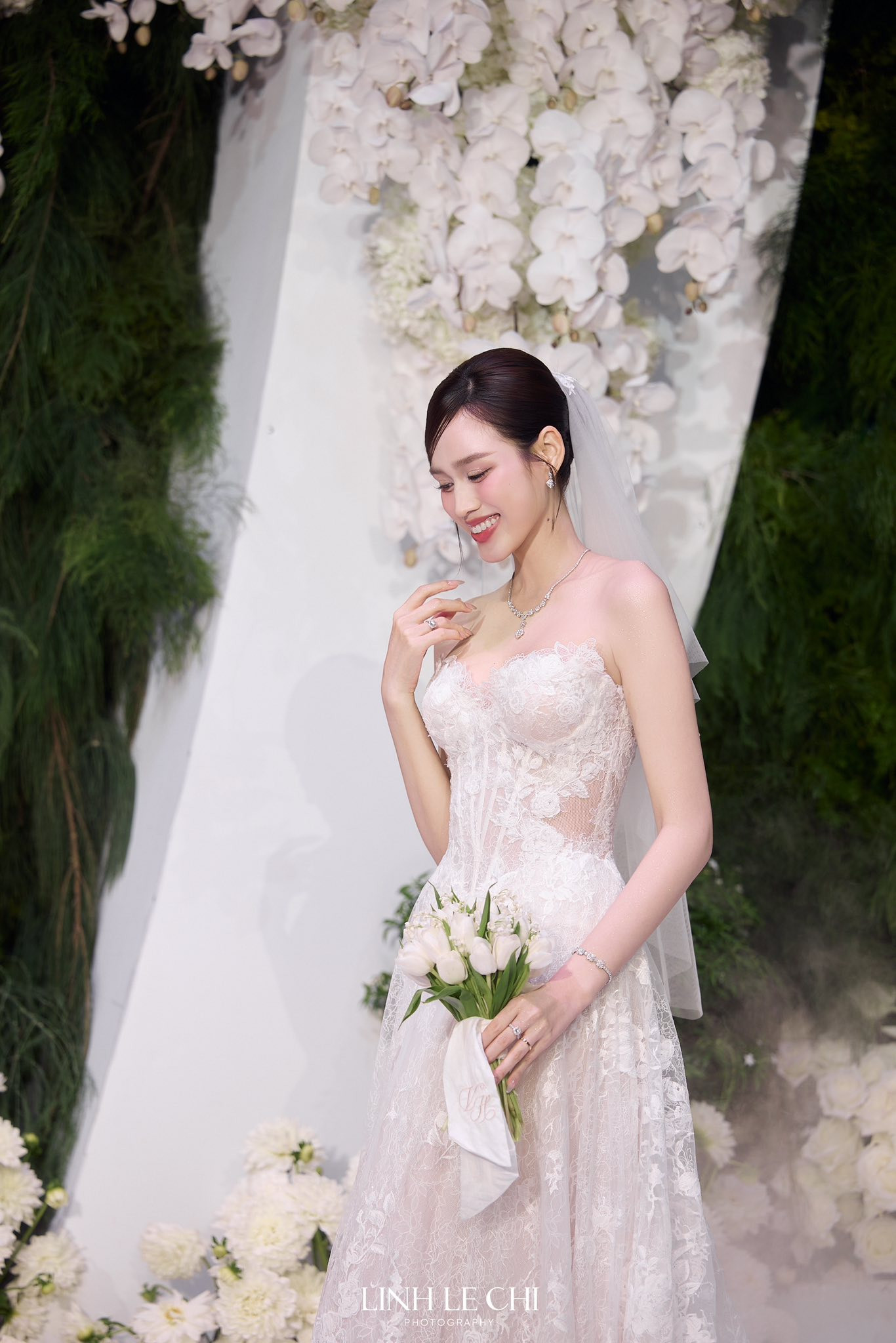 'Cô dâu nghìn tỷ' Đỗ Thị Hà khoe sắc trong 4 bộ váy cưới đẳng cấp, sang chảnh - Ảnh 9.