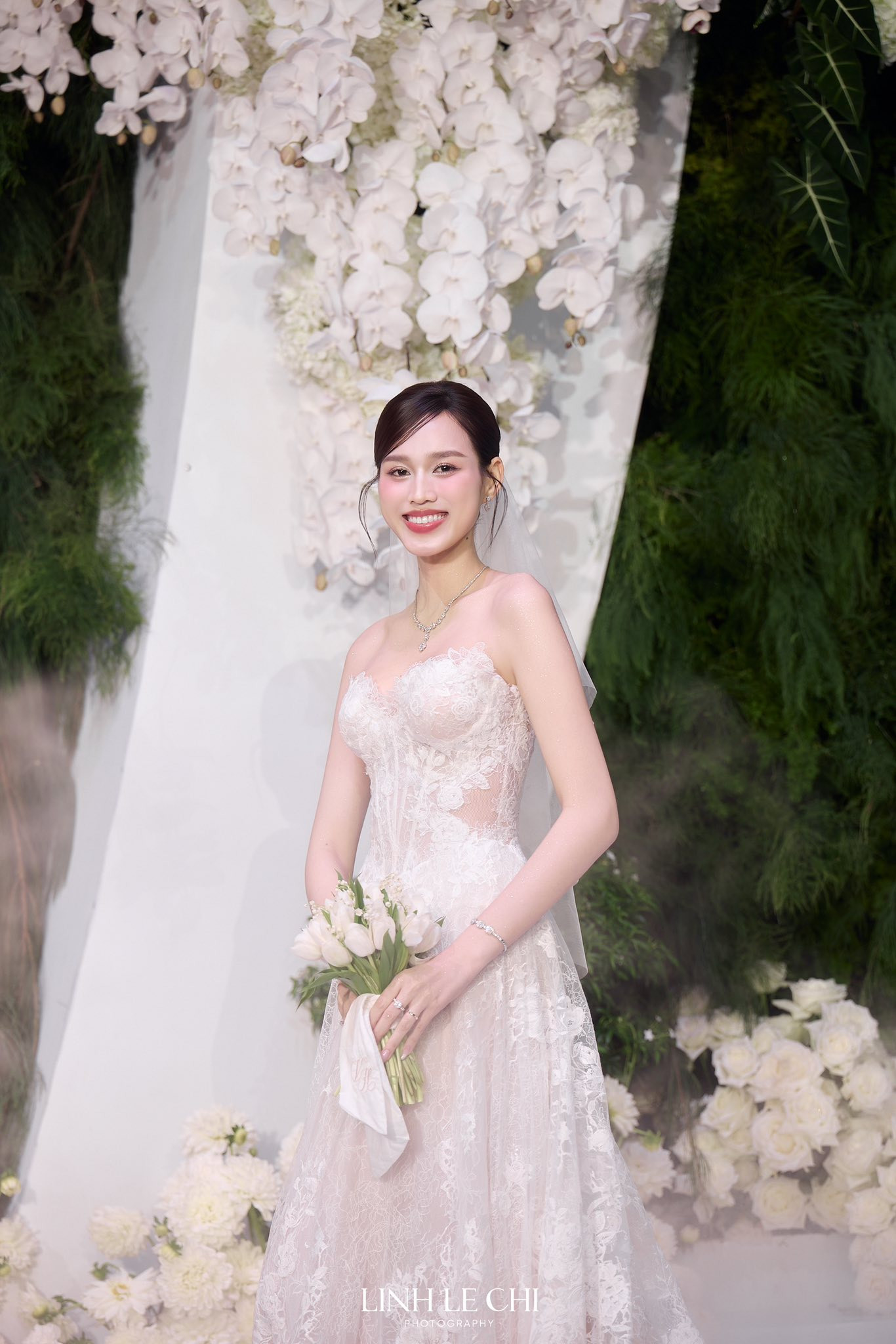 'Cô dâu nghìn tỷ' Đỗ Thị Hà khoe sắc trong 4 bộ váy cưới đẳng cấp, sang chảnh - Ảnh 10.