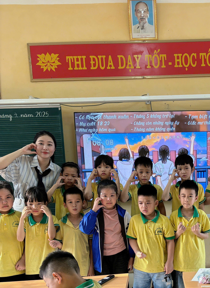 Cô Hồng Hà cùng các học sinh (Ảnh: NVCC)