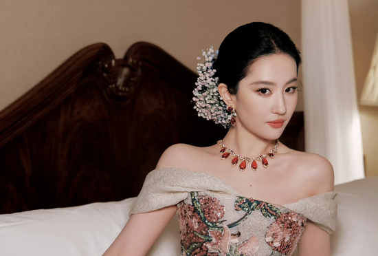 Lưu Diệc Phi đẹp hoàn hảo trên thảm đỏ