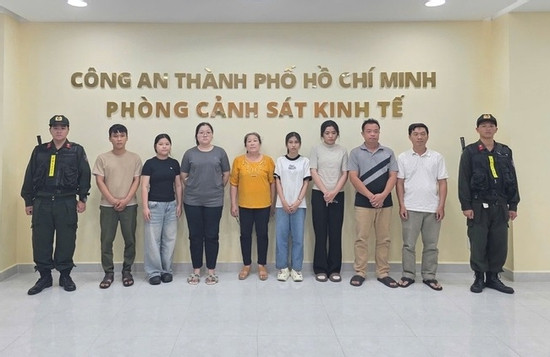 Phá đường dây sản xuất hàng chục nghìn chai nước hoa giả thương hiệu nổi tiếng