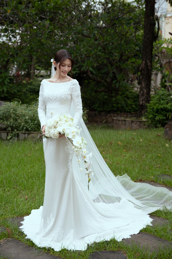 Hé lộ ảnh hôn lễ tại nhà thờ của người đẹp nổi tiếng Vbiz và chồng đại gia