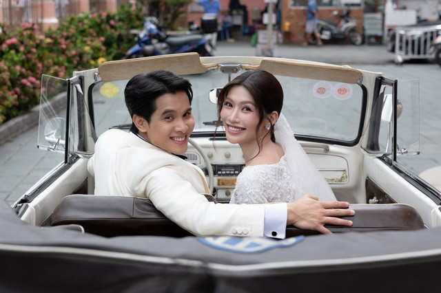 Hé lộ ảnh hôn lễ tại nhà thờ của người đẹp nổi tiếng Vbiz và chồng đại gia