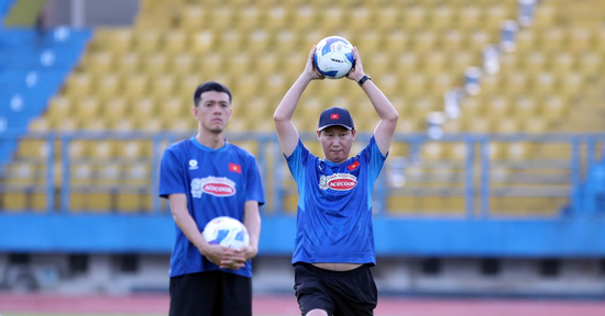 HLV Kim Sang Sik 'gánh' tuyển Việt Nam và U22: Thân này ví xẻ làm đôi