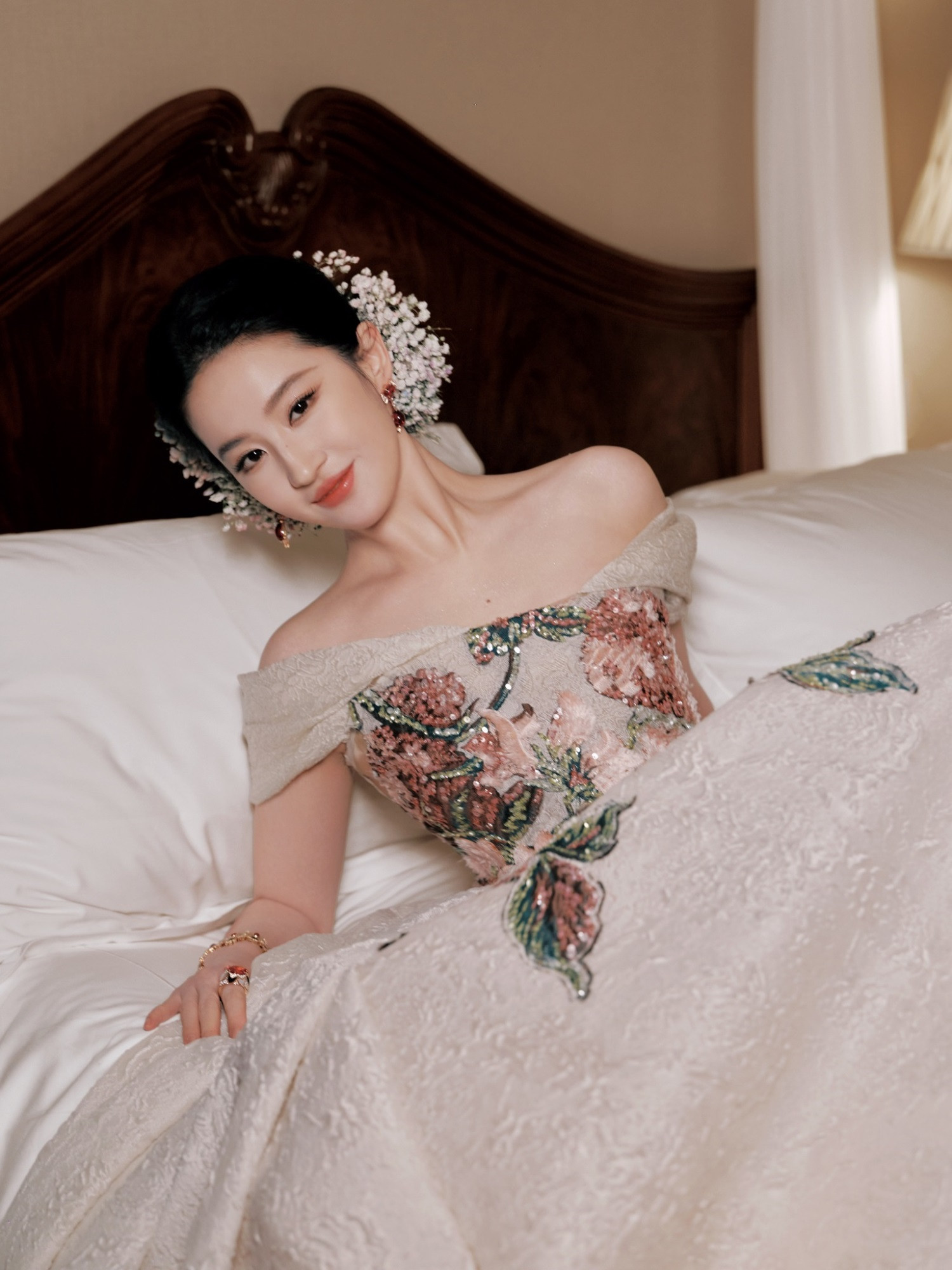 Pha xử lý sự cố đầy đẳng cấp của 'thần tiên tỷ tỷ' Lưu Diệc Phi trên thảm đỏ - Ảnh 2