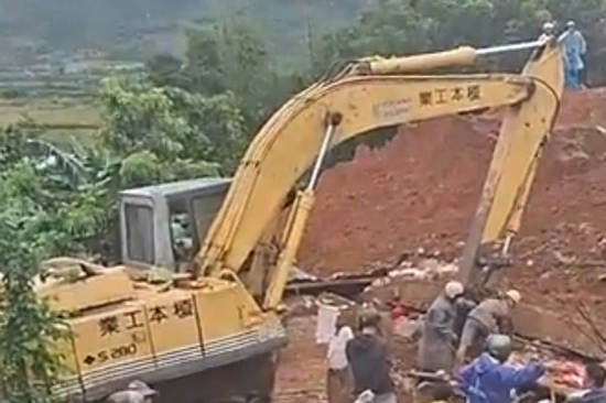 Sạt móng nhà hàng xóm, cha và con gái tử vong thương tâm