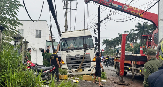 Xe container mất lái lao thẳng vào nhóm người ven đường, một phụ nữ tử vong tại chỗ