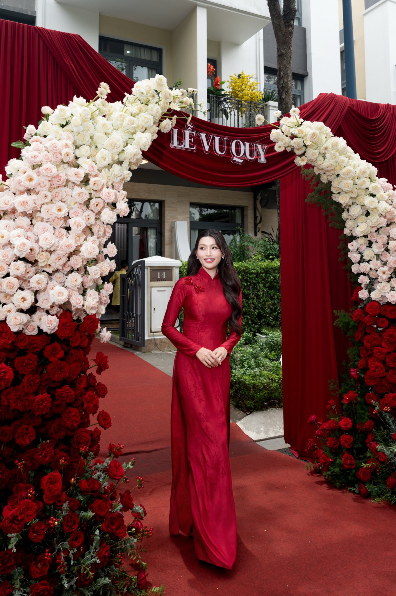 Á hậu Chế Nguyễn Quỳnh Châu rạng rỡ trong lễ vu quy - Ảnh 4.