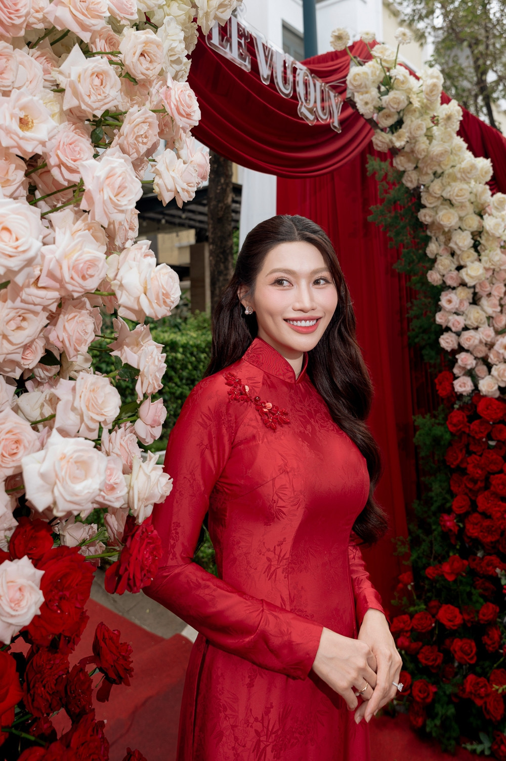 Á hậu Chế Nguyễn Quỳnh Châu rạng rỡ trong lễ vu quy - Ảnh 2.