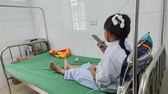 Bé gái 10 tuổi bị cha dượng bạo hành ở Hà Tĩnh được ra viện