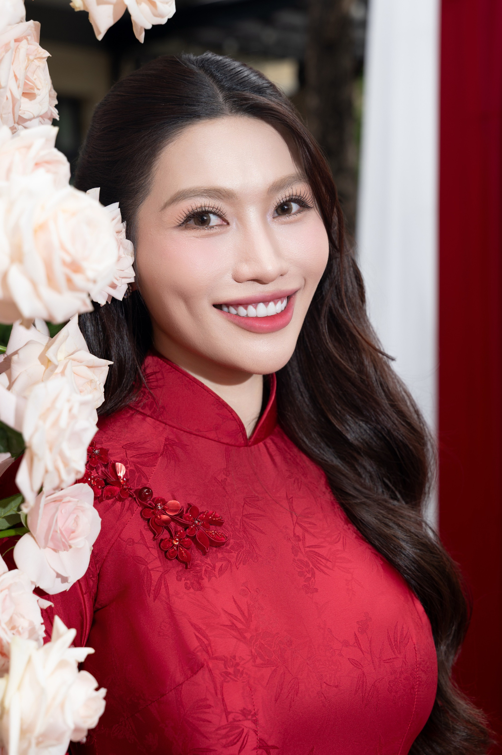 Chân dung đại gia ngành khách sạn vừa kết hôn với Á hậu đình đám Vbiz