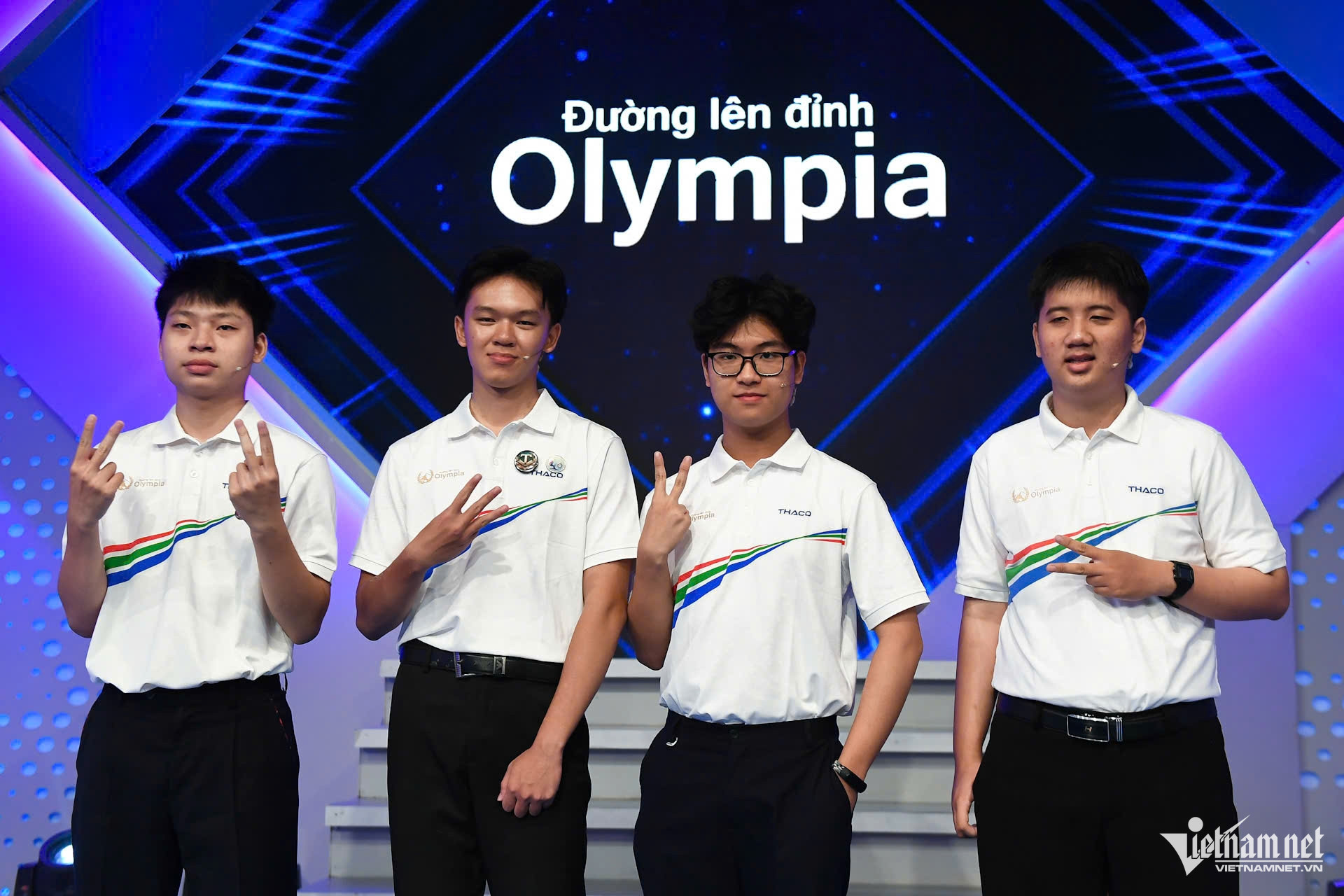 Choáng ngợp vòng nguyệt quế mạ vàng dành cho tân Quán quân Olympia 2025