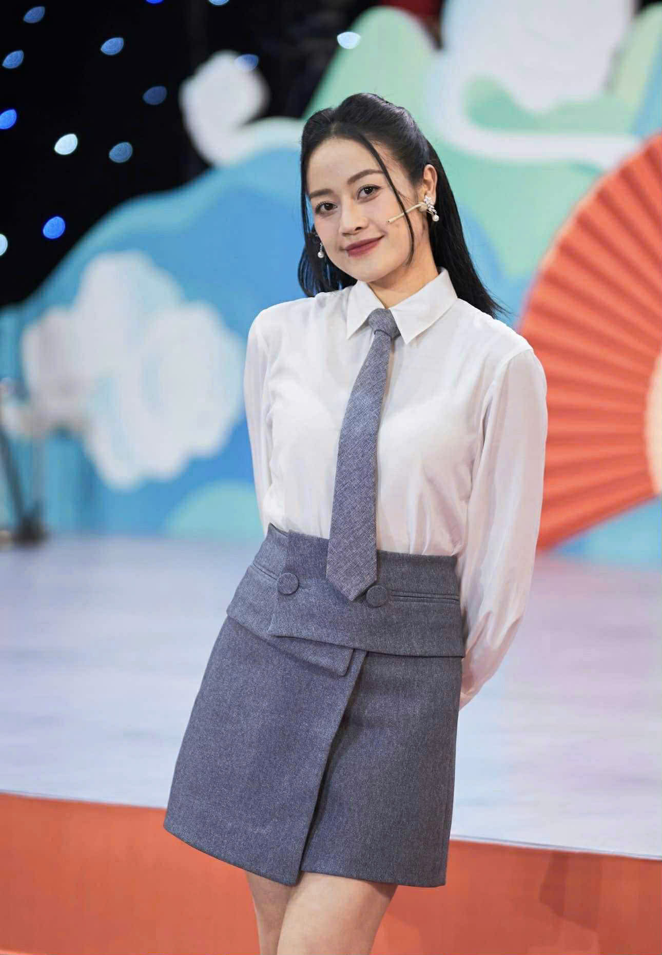 MC Phí Linh làm “đội trưởng đội cổ vũ” trong lần đầu dẫn chung kết Đường lên đỉnh Olympia - Ảnh 1.