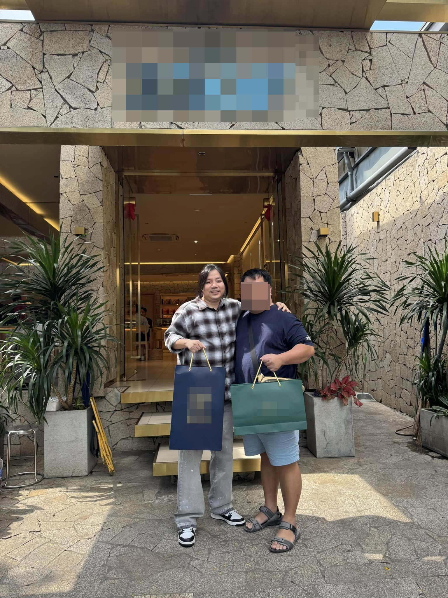 Clip bước đi tập tễnh di chuyển không vững sau khi chi tiền tỷ kéo chân gây sốc