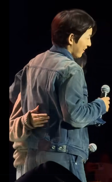 Song Joong Ki và mỹ nhân Hậu Duệ Mặt Trời ôm nhau thắm thiết