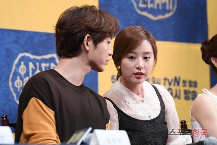 Song Joong Ki và mỹ nhân Hậu Duệ Mặt Trời ôm nhau thắm thiết