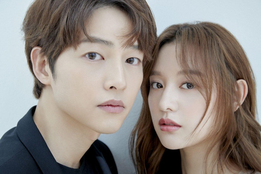 Song Joong Ki và mỹ nhân Hậu Duệ Mặt Trời ôm nhau thắm thiết