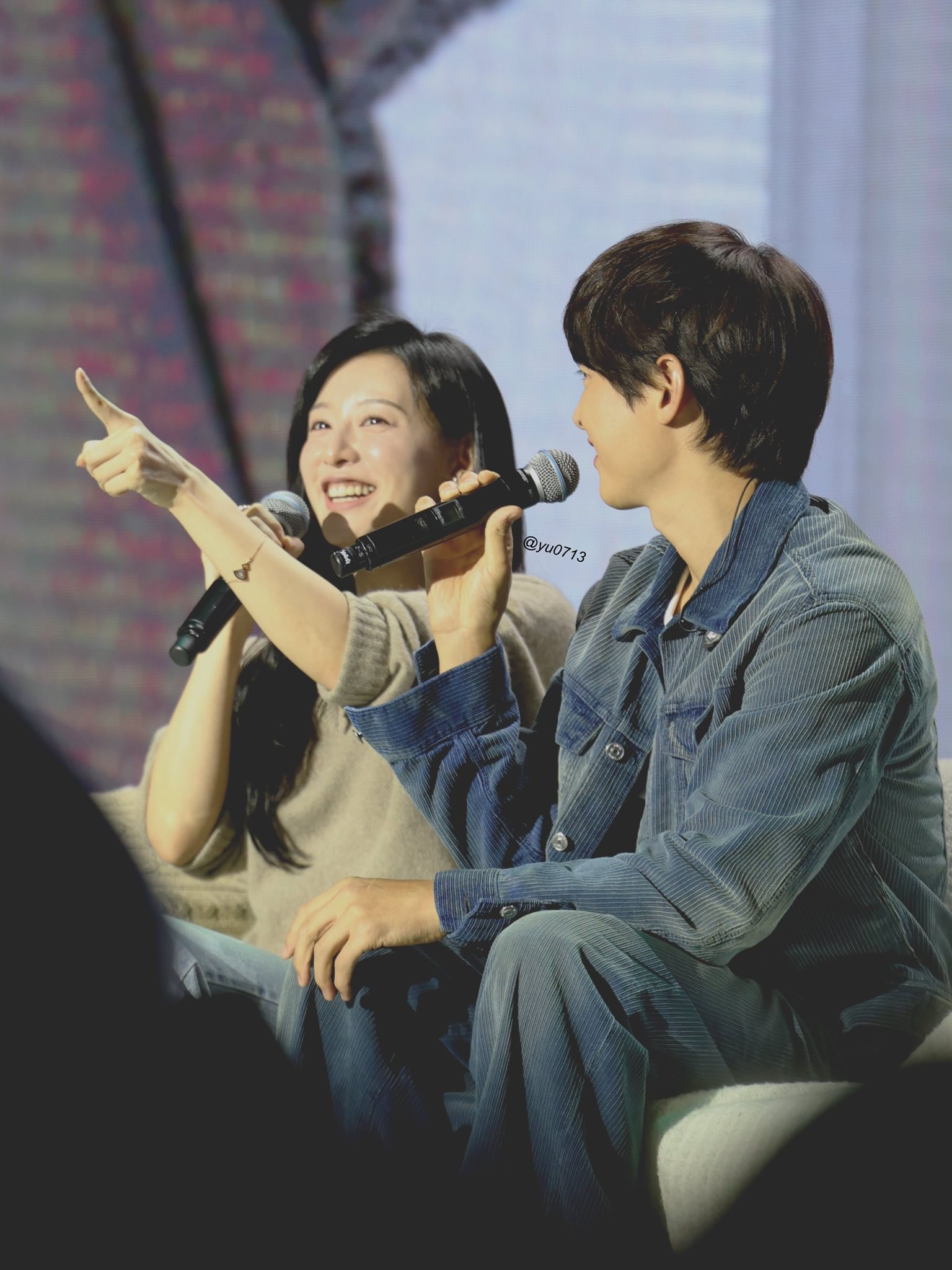 Song Joong Ki và mỹ nhân Hậu Duệ Mặt Trời ôm nhau thắm thiết