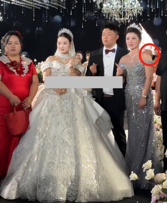 Thân thế mẹ chồng trẻ mặc gợi cảm, tặng con trai G63, vàng đeo trĩu cổ trong đám cưới